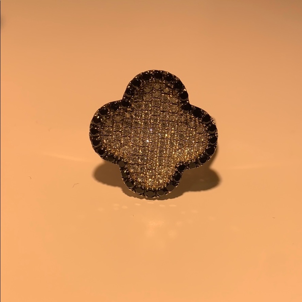 Clover Ring - Picture 4 of 8